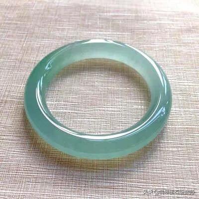 玉镯款式分类,翡翠手镯有哪些形状？怎么称呼？