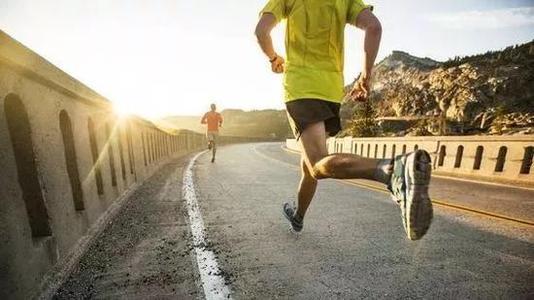 每次慢跑多久为宜，跑步的频率每周维持多少次最好？每次大概跑步多少公里？