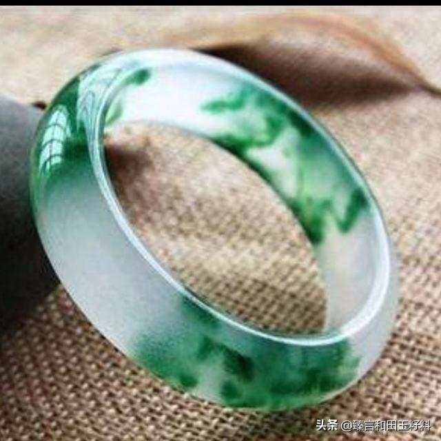 玉镯红色的好还是绿色的好,买玉手镯好，还是买黄金手镯好？