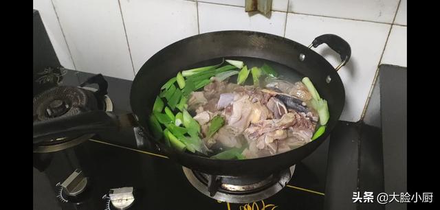 大盘鸡是哪里的菜系(大盘鸡哪里的最正宗味道好)