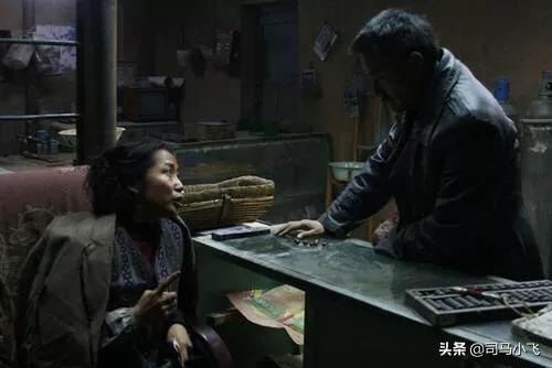 追踪那野兽 恐锤:电影《无人区》中，盗猎团伙老大为什么要杀害老板娘呢？