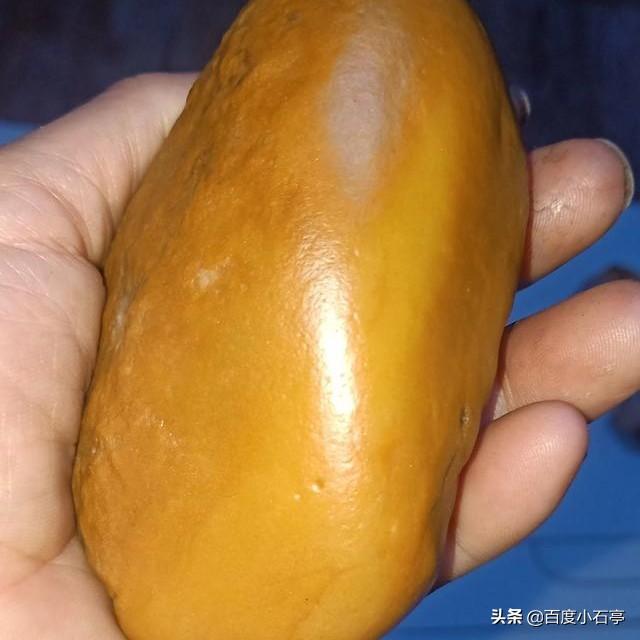 新疆羊脂白金丝玉值钱吗,新疆金丝玉，有人说不值钱，是真的吗？