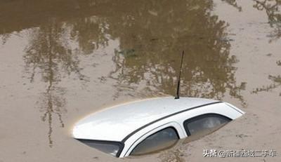 车掉水里怎么逃生,如何自救可逃生之车辆入水后自救误区及建议？