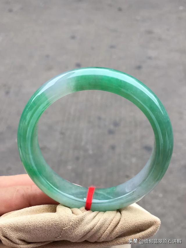 适合50岁女人戴的翡翠吊坠,48岁女士戴什么挂件合适，请指点？