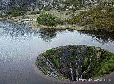 神秘洞穴阴森灵异事件:葡萄牙湖面上神秘的“地球破洞”是怎么回事？水流向了哪里？