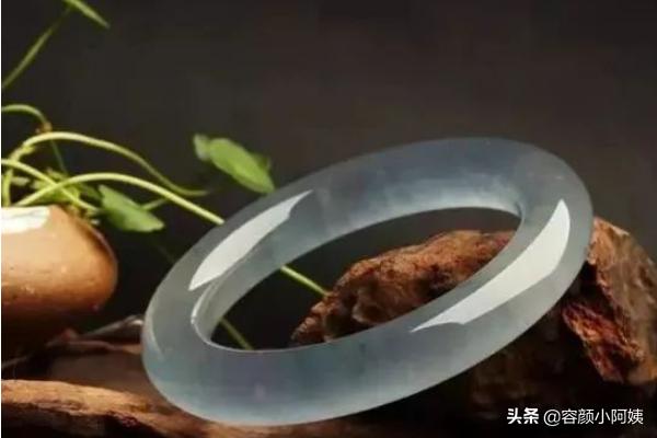 玉与翡翠的区别是什么,翡翠和玉的区别，翡翠和玉的不同点？