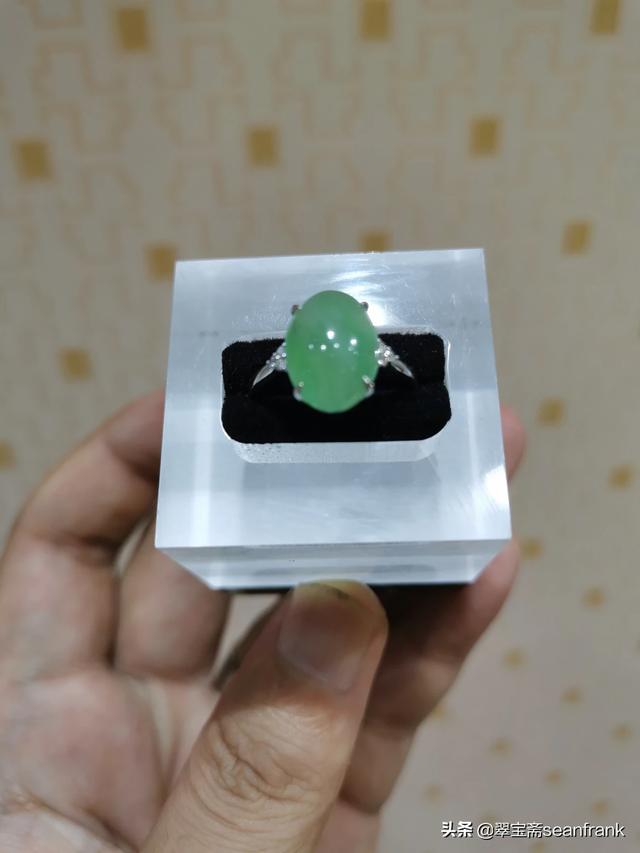 翡翠戒指什么颜色最好,如何挑选满色的翡翠戒指和翡翠项链？