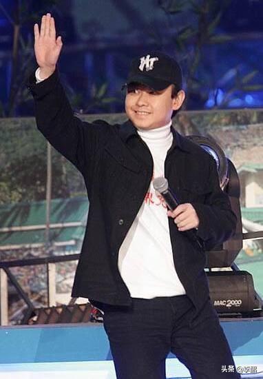 王乃恩为什么戴帽子:刀郎为什么一直戴着帽子？
