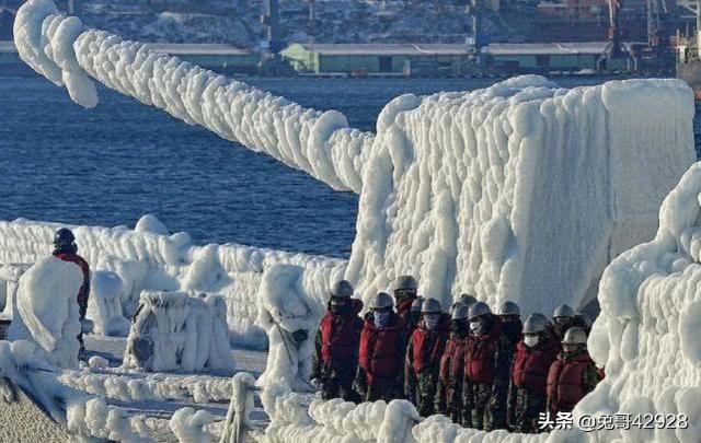 白令海峡,航空母舰能通过白令海峡吗?
