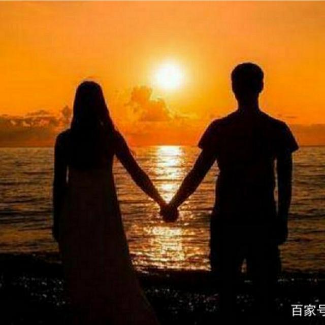 二婚的妻子每年总在前夫的祭日当天在朋友圈、家庭群里发文纪念,现任丈夫该怎么办？