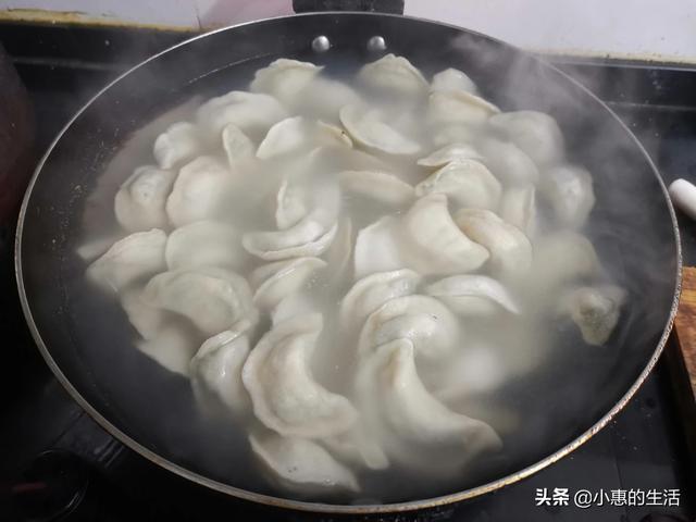 河南爆红小博美闹闹:今年的除夕夜你是哪里过的？有家人或者爱人陪伴吗？