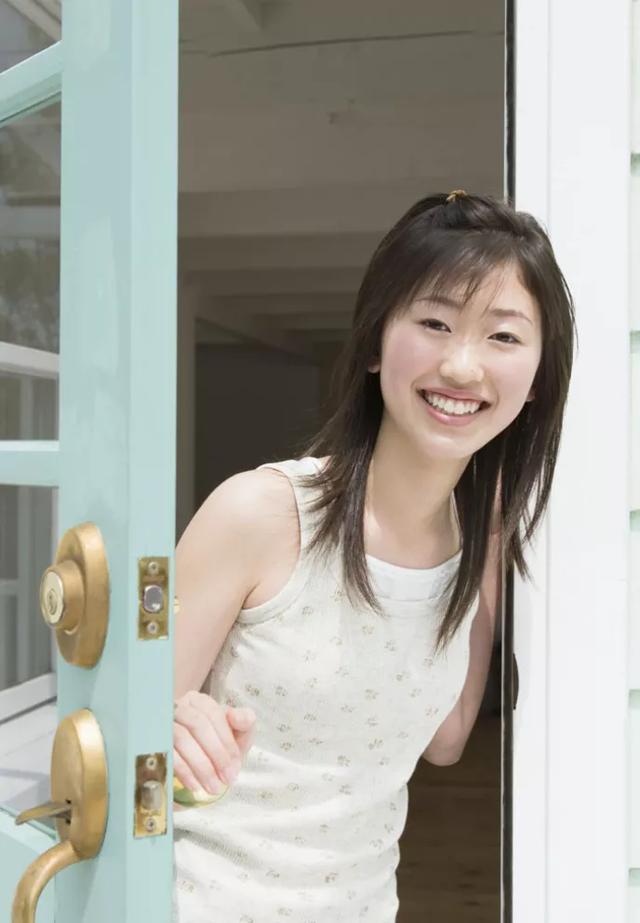 人家半掩门:住我对门的女生天天都半开着门，想去提醒怕她误会，我该怎么办？