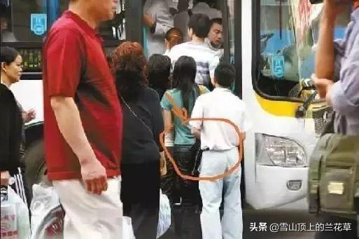 当一个男人坐公交车拉着扶手站着时,被女人硬贴并晃动,怎么办？