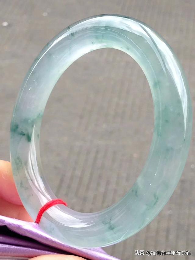 什么样的翡翠手镯比较好,翡翠手镯是不是越透越好，哪种的最好看呢？