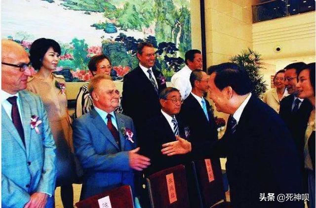 史沫特莱:有没有外国名人放弃自己的国家加入中国的，比如科学家？
