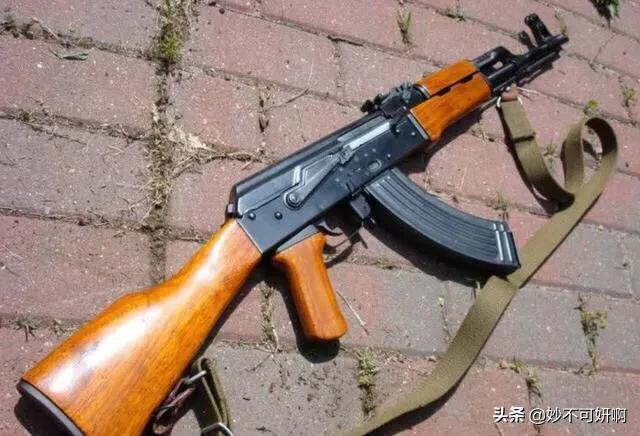 如果携带一把AK47（无限量子弹），回到三国，能统一天下吗？