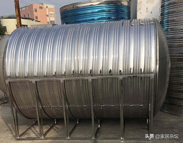 用的楼顶蓄水池的水,每冲厕所水管都激烈震动异响大怎么消除？