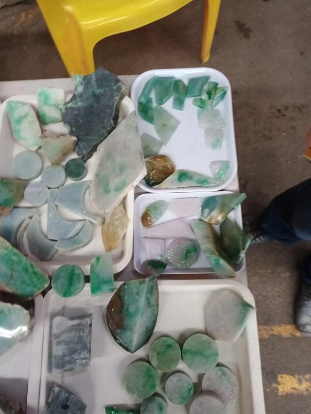 翡翠原石放久了会怎么样,天然A货翡翠佩戴久了绿色会变淡吗？