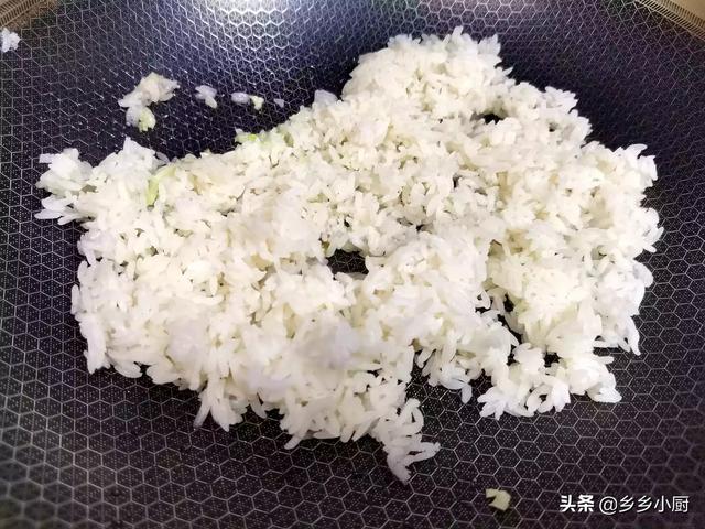 饭店大厨教你不重样做蛋炒饭，做蛋炒饭用隔夜饭到底对不对为什么饭店大厨都用新蒸的米饭炒