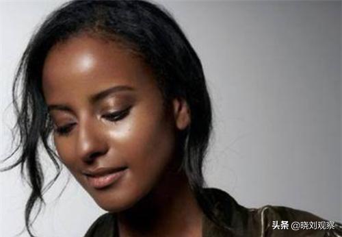 外籍女子虐狗:娶个非洲媳妇，把她的户口迁到中国有多难？