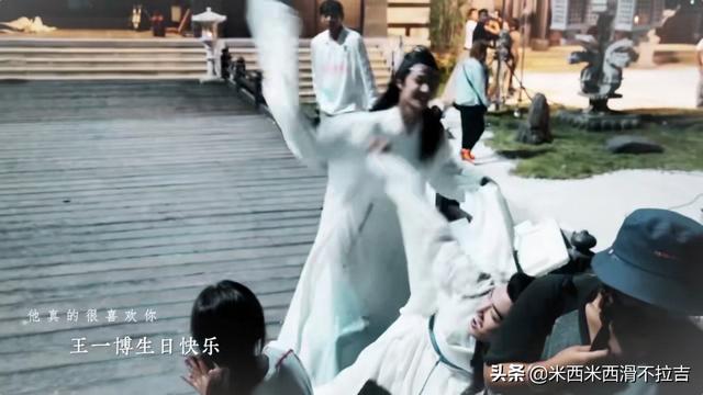 王一博躲在头盔里哭:为什么都说王一博只适合仰慕而不适合做男朋友