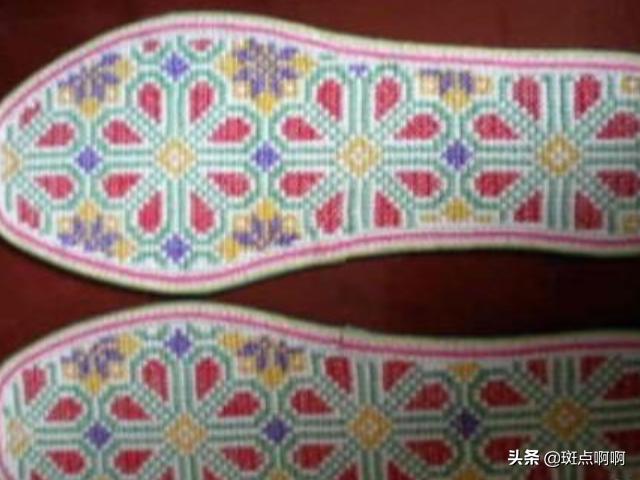 宠物狗十字绣下载:十字绣鞋垫图案大全,十字绣鞋垫价格？