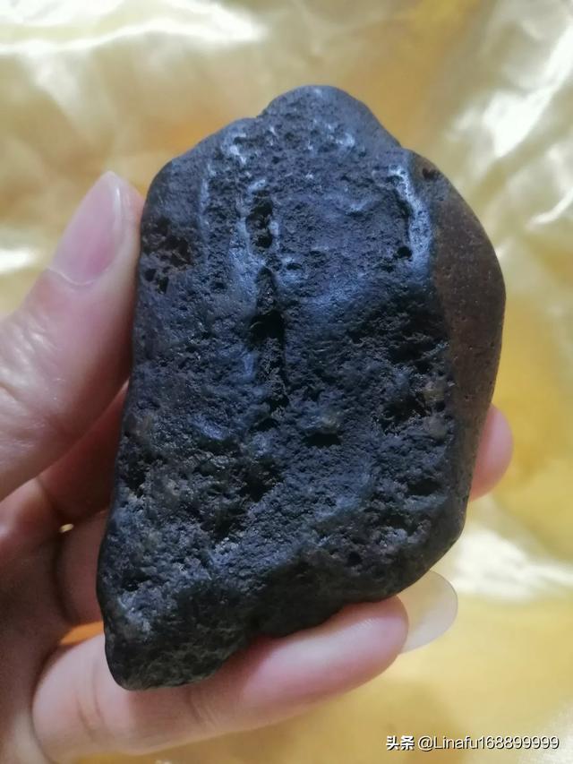 石陨石多少钱一克,外壳破损的石陨石还值钱吗？