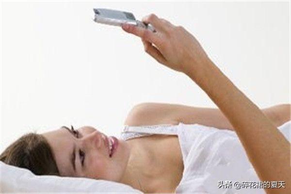 躺着玩手机,睡前躺着玩手机如何最不伤眼睛？