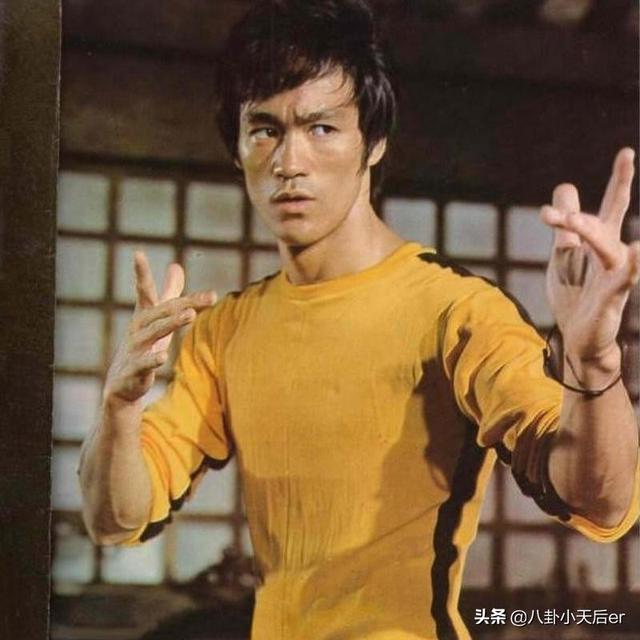 精武门李小龙:李小龙《精武门》中，双手各举一个日本人，没吊威亚，是真的吗？