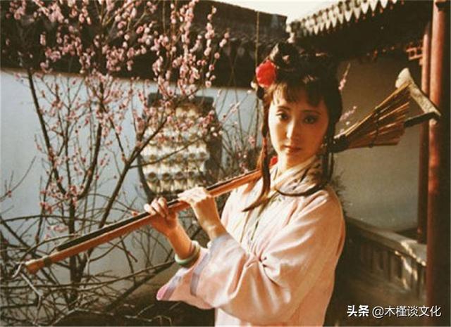 林黛玉葬花:都知道“黛玉葬花“，谁能说说宝玉葬花？