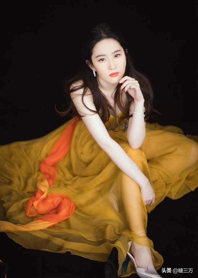 淡黄色长裙:请问“淡黄的长裙子，蓬松的头发”是个什么梗