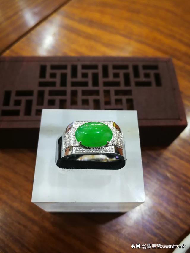 翡翠戒指什么颜色最好,如何挑选满色的翡翠戒指和翡翠项链？