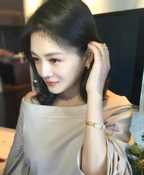 何润东夫妻撒狗粮:为什么有的夫妻白天人前秀恩爱，人后无话可说，晚上分房睡？ 夫妻撒狗粮的朋友圈