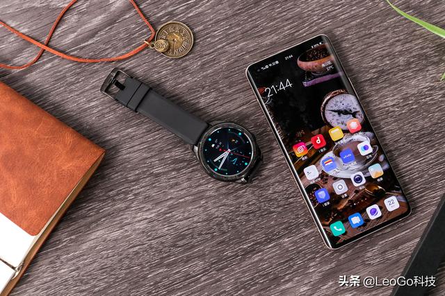 安全智能手表:vivo WATCH这款智能手表在外观上有什么特色？