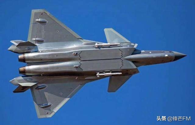 俄罗斯飞碟:歼-20战机能击落大型隐形轰炸机吗