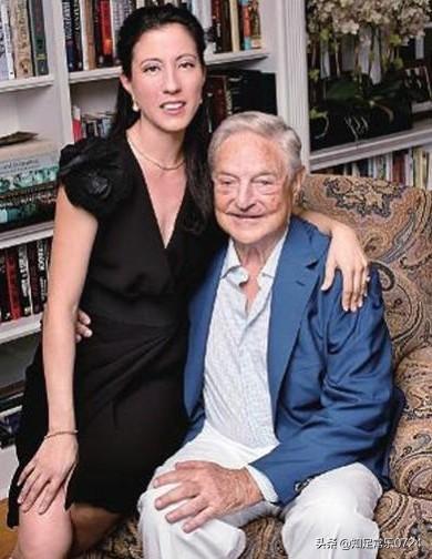 我被我的员工爱上了,我已经快50了且有家室,她才20岁出头,我该怎么办？