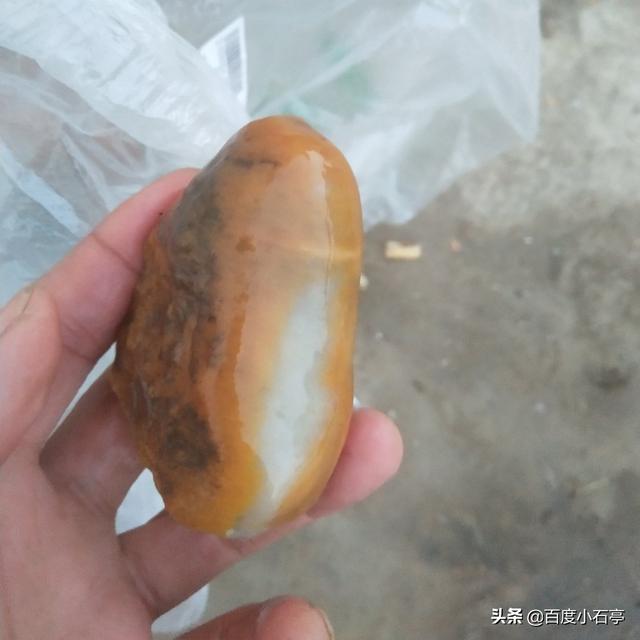 新疆羊脂白金丝玉值钱吗,新疆金丝玉，有人说不值钱，是真的吗？