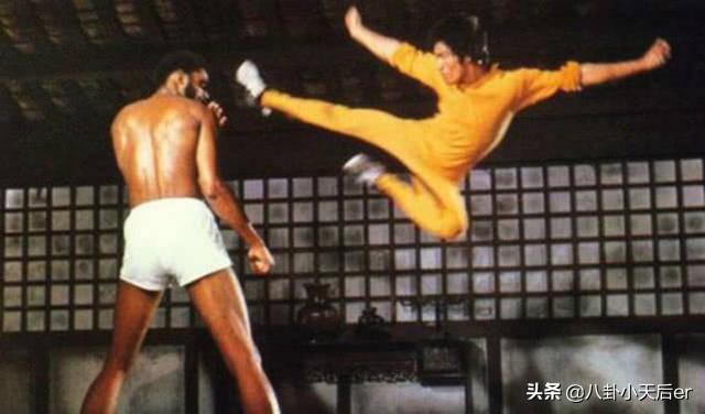 精武门李小龙:李小龙《精武门》中，双手各举一个日本人，没吊威亚，是真的吗？