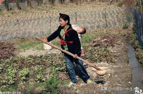 乡村留守妇女与狗:农村空心化，如何解决农村留守妇女问题？