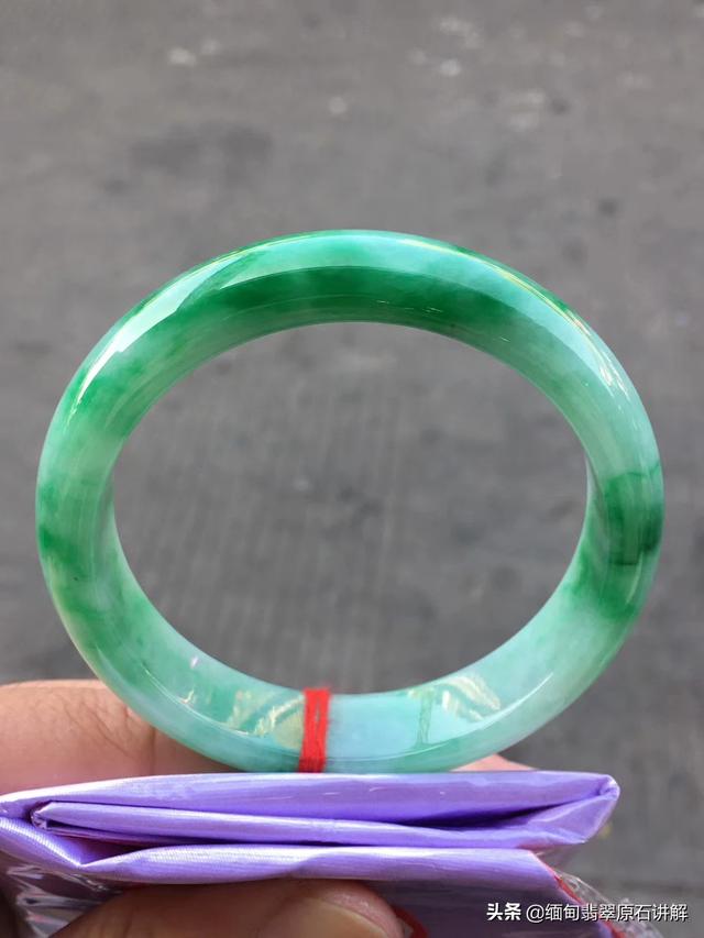 翡翠手镯为什么越戴越暗,玉镯越佩戴越黑是怎么回事？