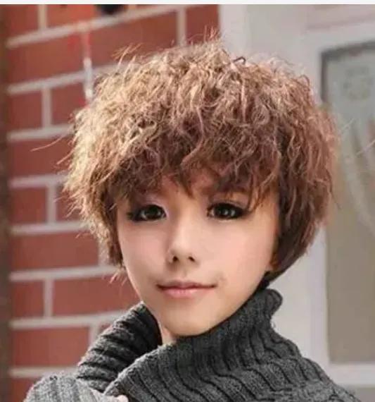 短发有很多种烫法,发根烫,钢夹烫,麻花烫,烟花烫等都是人为增加发量的