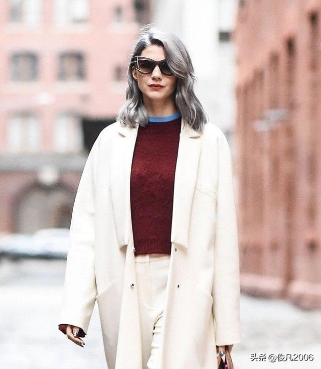 奶白色大衣里面也可以配米色的连衣裙或浅色内搭,优雅,立显气质.