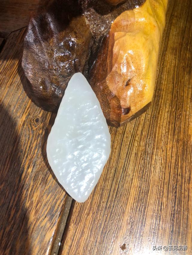 新疆和田玉有几种颜色,和田玉皮色一定有色根吗？如何挑选和田玉？