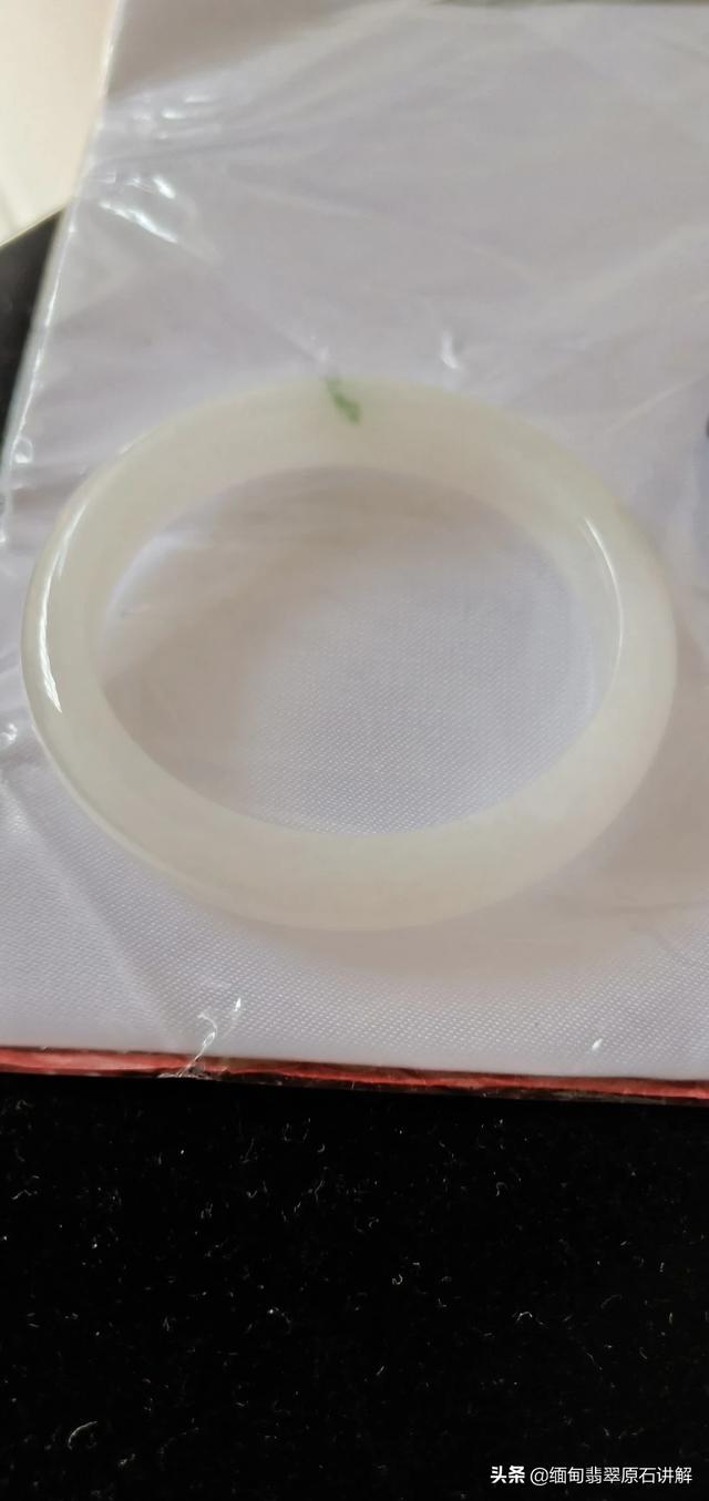 玉手镯哪里可以买到真的,在哪里可以买到真正的翡翠手镯啊？