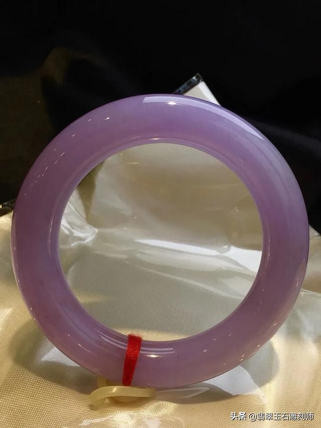 翡翠b货在灯光下的图片,长期佩戴翡翠B货会对人体有害吗？