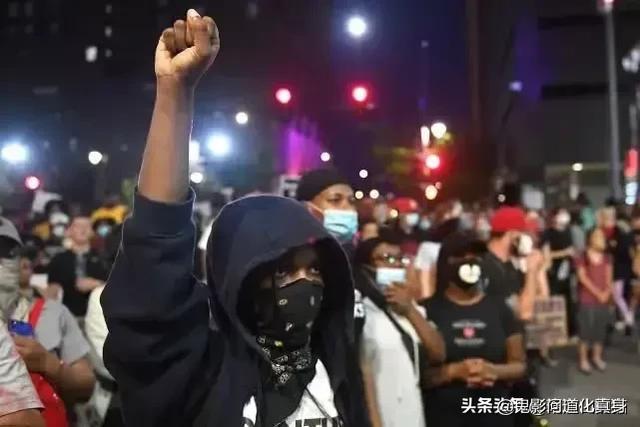 启东暴乱:关于美国爆乱事件，如今美警察又屈膝下跪你怎么看