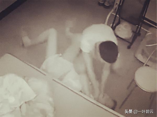 天生无脖牧羊犬遭弃走红网络:女子欲查看男友手机被家暴：掐脖、辱骂长达10分钟，你怎么看？