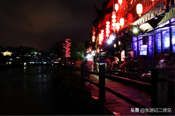 凤凰古城简介:暑假想穷游凤凰古城，第一次自行不跟团出游，女生，求攻略？