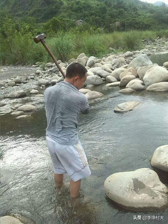 在以前农村河里,农民用大锤砸石头,石头下的鱼为啥死?-惠修网