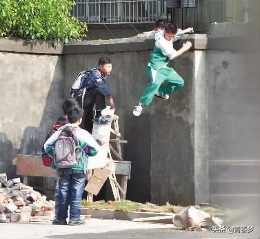子猫絮语绘本在先观看:你会陪着孩子看奥特曼吗，为什么？